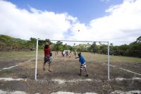 FUSSBALL: FEATURE KINDER SPIELEN FUSSBALL IN DER SUEDSEE