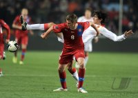 Fussball Nationalmannschaft : Petr Jiracek (li, Tschechische Republik) gegen Simon Vukcevic (Montenegro)