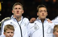 Fussball International WM Qualifikation 2014:  Bastian Schweinsteiger und Mesut Oezil (v. li., Deutschland)