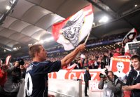 Fussball 1. Bundesliga : JUBEL Lukas Podolski mit Fahne vor der FANKURVE (1. FC Koeln)