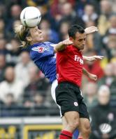 Fussball 1. Bundesliga: Frankfurt - Schalke, Zweikampf