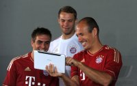 Fussball 1. Bundesliga 2010/2011:  Philipp Lahm, Torwart Manuel Neuer, Arjen Robben (v. li., FC Bayern Muenchen)