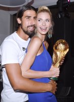 FUSSBALL WM 2014, FINALE: Benedikt Hoewedes (Deutschland) mit WM Pokal