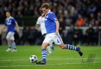 Fussball: Champions League Viertelfinale: Schalke, HOEWEDES am Ball