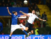 Fussball International:  Federico Balzaretti (li, Italien) gegen Oliver Giroud (Frankreich