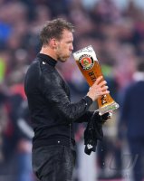 Fussball 1. Bundesliga Saison 21/22: JUBEL FC Bayern Muenchen feiert die 32. Meisterschaft