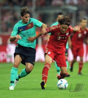 Fussball International Audi Cup 2011: Seydou Keita  (li, Barca) gegen Takashi Usami  (re, FC Bayern Muenchen)