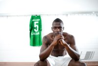 Fussball 1. Bundesliga, Saison 2012/2013, Werder Bremen: Assani Lukimya im exklusiven Pressefoto ULMER Fotoshooting