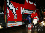 Fussball 2. Bundesliga: Koeln - Reutlingen, Zerschlagene Scheibe am Manschaftsbus