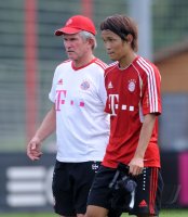 Fussball 1. Bundesliga:  Takashi Usami , Trainer Jupp Heynckes  (v. li., FC Bayern Muenchen)