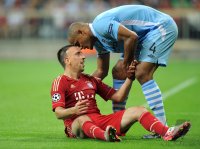 Fussball CHL  Saison 2011/2012:  Franck Ribery (li, FC Bayern Muenchen) gegen Vincent Kompany (Manchester City)
