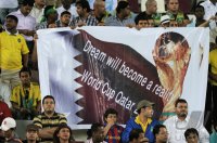 FUSSBALL INTERNATIONAL: Katar Fans mit WM 2022 Plakat