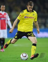 Fussball: Euroa League, Saison 2010/2011: Dortmund - Sevilla, BENDER am Ball