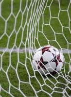 FUSSBALL  CHL  Saison 2013/2014: Adidas CHL Ball im Netz