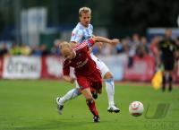1. Fussball Bundesliga: Stefan Aigner  (li, 1860 Muenchen) gegen David Jarolim (re, HSV)