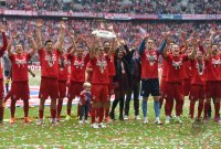 Fussball, 1. Bundesliga  Saison 13/14: Jubel FC Bayern Muenchen mit Schale