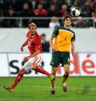 FUSSBALL NATIONALMANNSCHAFT: Albert BUNJAKU (li, Schweiz) gegen Matthew SPIRANOVIC (re, Australien)