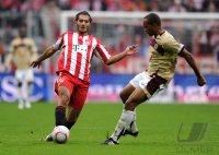 Fussball 1. Bundesliga : Hamit Altintop (li, FC Bayern Muenchen) gegen Christopher Avevor (re, Hannover 96)