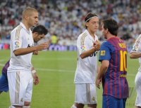 FUSSBALL International Primera Division/Super Cup 2011: Mesut Oezil (Real Madrid)  und Lionel Messi (Barca)
