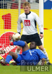 Fussball 1. Bundesliga: Schalke - Bielefeld,  Zweikampf