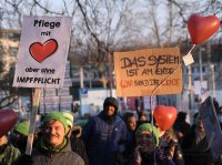 Kundgebung im Tuebinger Anlagenpark: 1200 Menschen demonstrierten gegen die einrichtungsbezogene Impfpflicht