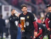 Fussball 1. Bundesliga Saison 21/22: JUBEL FC Bayern Muenchen feiert die 32. Meisterschaft