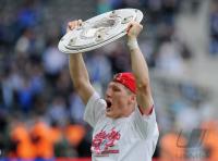 Fussball 1. Bundesliga : SCHWEINSTEIGER mit Schale   (FC Bayern Muenchen)