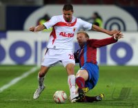 2. Fussball Bundesliga : Marcel Ndjeng (li, FC Augsburg) gegen Sascha Dum (re, Duesseldorf)