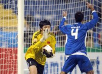 Fussball AFC Asian Cup 2011: Zhi Yang (li, China) gegen Hussein Fadhel (re, Kuweit)