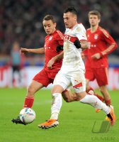 Fussball 1. Bundesliga :  Rafinha (li, FC Bayern Muenchen) gegen Timo Gebhart (VfB Stuttgart)