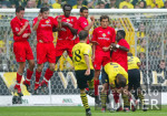 Fussball 1. Bundesliga: Dortmund - Freiburg, Zweikampf
