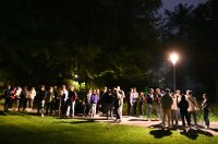 Tuebinger Nachtleben, Menschenansammlung im Bota (Alte Botanischen Garten) in der Nacht auf Sonntag