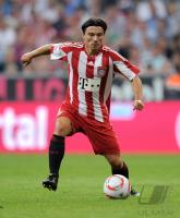 Fussball 1. Bundesliga Saison 2010/2011: Danijel Pranjic (FC Bayern Muenchen) Thorsten Kinhoefer