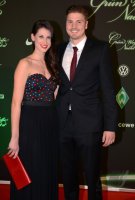 Fussball, 1. Bundesliga Saison 2012/2013: Sebastian Proedl posiert mit Freundin Nina Gamauf