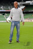 Fussball 1. Bundesliga, Saison 2012/2013: Werder praesentiert Neuzugang Theodor Gebre Selassie