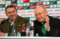 Fussball 1. Bundesliga, Saison 2011/2012: Pressekonferenz Werder Bremen zur Vertragsverlaengerung von Manager und Trainer
