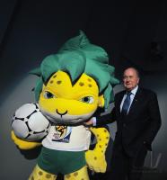 Fussball International  FIFA Praesident  BLATTER  mit WM 2010  Maskottchen Zakumi