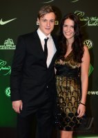 Fussball, 1. Bundesliga Saison 2012/2013: Felix Kroos posiert mit Freundin Lisa Klaas