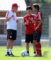 Fussball 1. Bundesliga: Trainer Jupp Heynckes, Uebersetzer, Dolmetscher und  Takashi Usami  (v. li., FC Bayern Muenchen)
