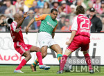 Fussball 1. Bundesliga: Bayern - Bremen, Zweikampf