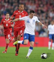 Fussball International EM 2012-Qualifikation: Goekhan INLER (li, Schweiz) gegen Adam JOHNSON (re, England)