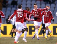 FUSSBALL SERIE A:  Djamel Mesbah, Clarence Seedorf mit Stephan El Shaarawy (v. li. AC Mailand)