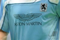 2. Fussball Bundesliga:  1860 Muenchen Hauptsponsor Austin Martin auf der Brust des Trikots