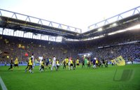 Fussball 1. Bundesliga : Beide Teams laufen ins Stadion ein dahinter die BVB Fankurve im Signal Iduna Park