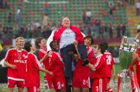 FUSSBALL CHAMPIONSLEAGUE FINALE 2000/2001:  JUBEL Manager Uli Hoeness (FC Bayern Muenchen)