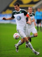 Fussball: 1. Bundesliga Saison 2010/2011: Wolfsburg, DZEKO am Ball
