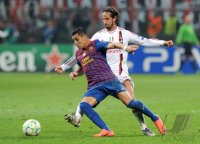 FUSSBALL INTERNATIONAL  CHL Viertelfinale 11/12: Alexis Sanchez (li, Barca)gegen Luca Antonini (AC Mailand)
