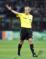 FUSSBALL CHL  Saison 10/11:  Schiri Martin Atkinson