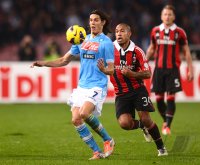 FUSSBALL SERIE A:  Edinson Cavani (li, SSC Neapel) gegen Nigel De Jong (AC Mailand)