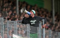FUSSBALL  DFB Pokal 1. Hauptrunde 2011: Werder Fankurve im Nebel, Rauch